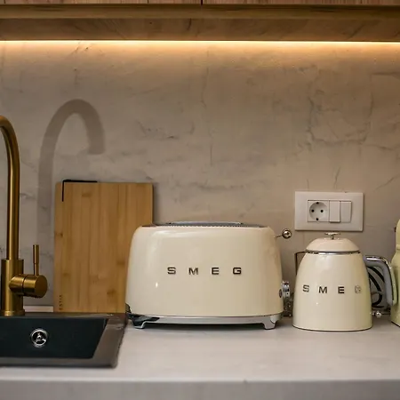 Saint Zoe Daire Rhodes City